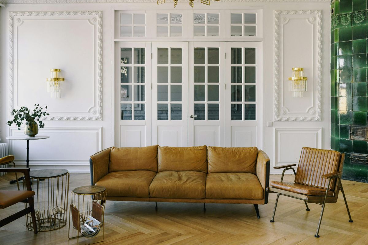 phòng khách tiết kiệm có bộ ghế sofa màu nâu