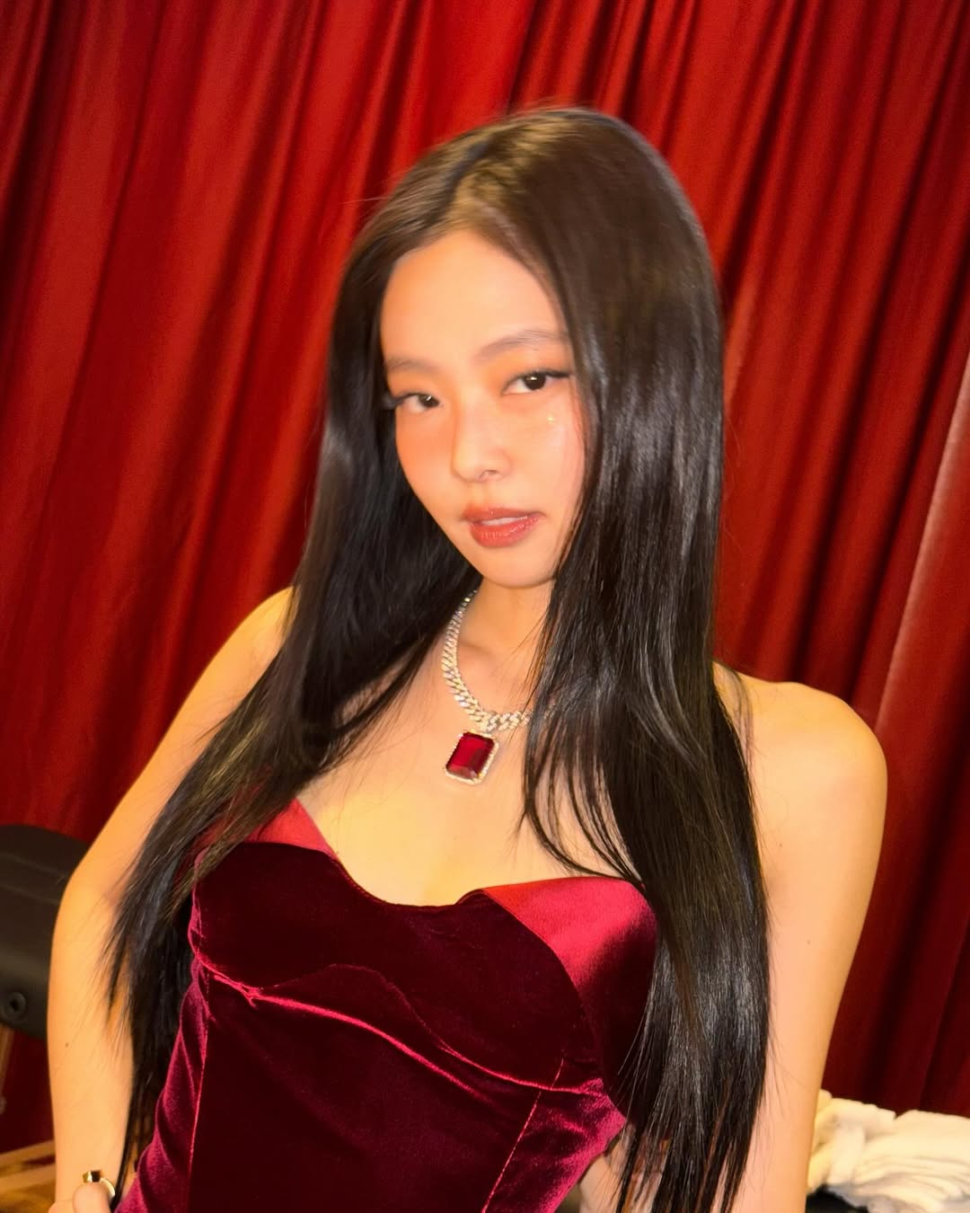 jennie diện vòng cổ ruby