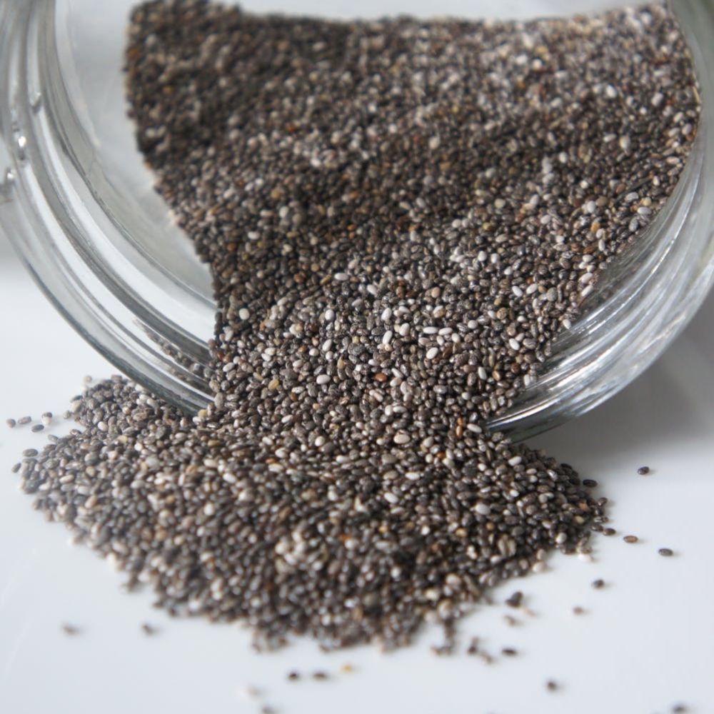 hạt chia từ lọ thủy tinh đổ ra chứa nhiều omega-3
