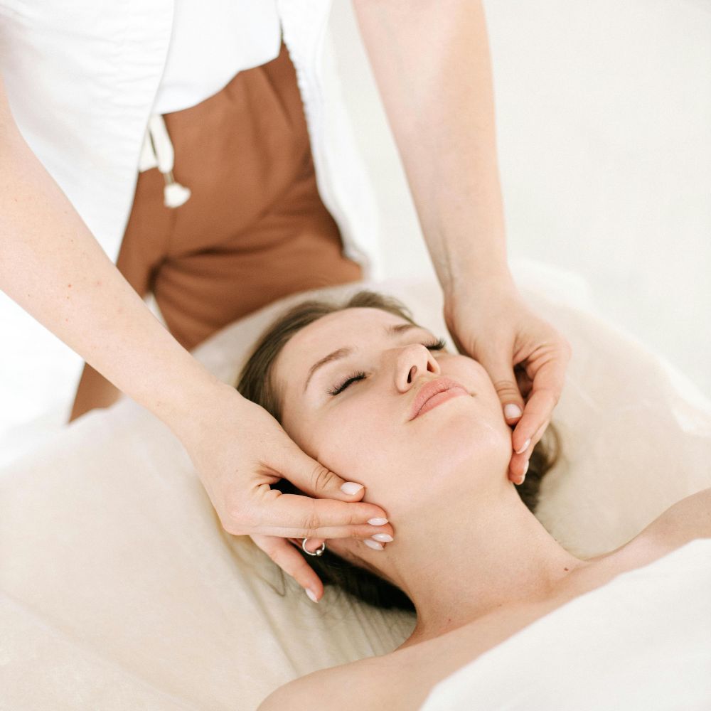 cô gái đang được massage mặt