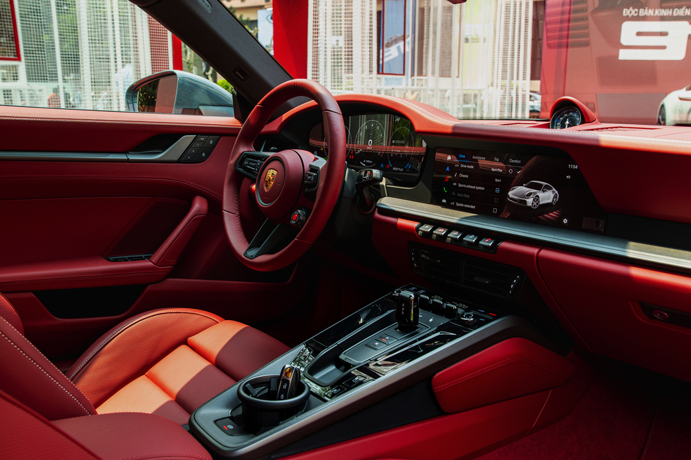 thiết kế bên trong xe porsche 911