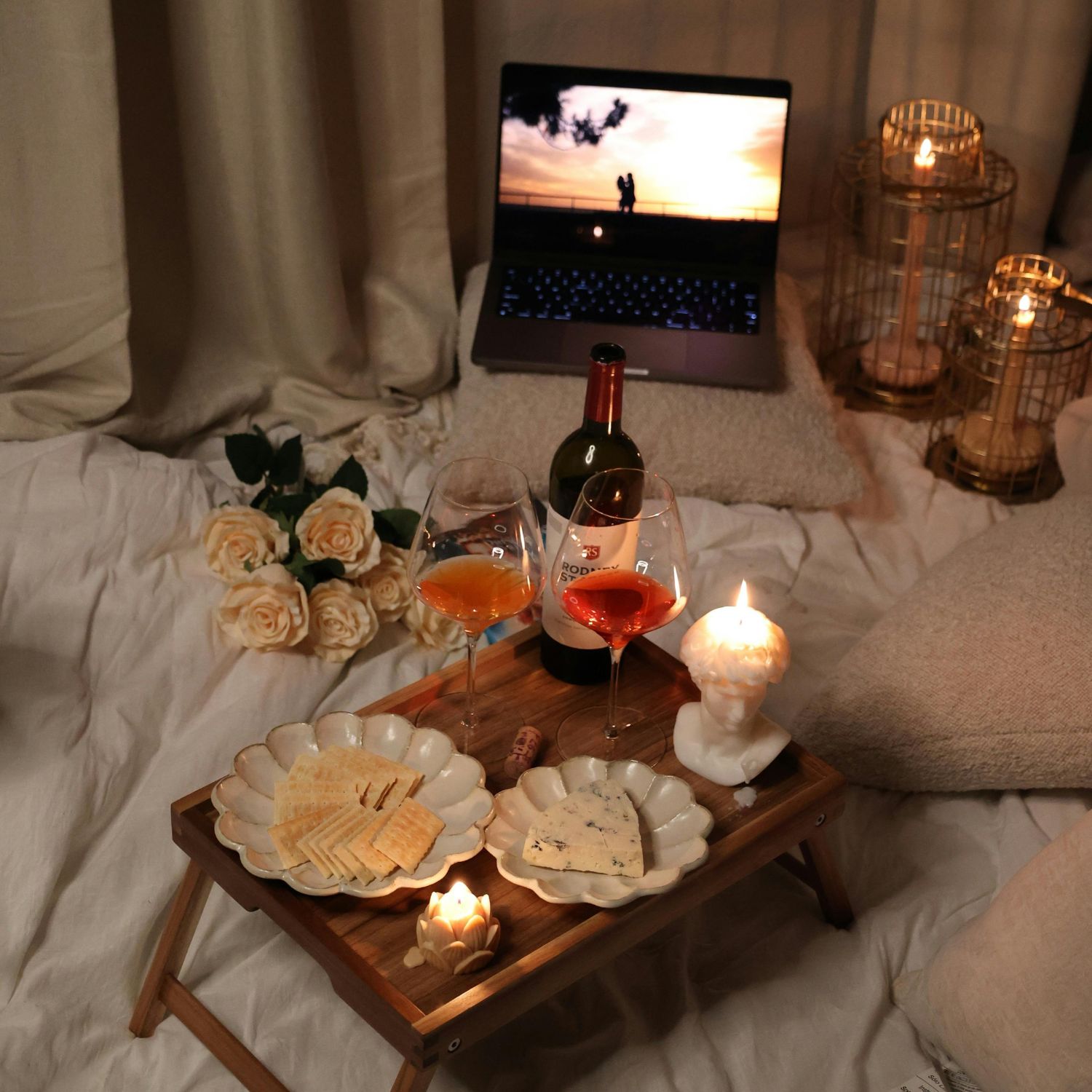 Hẹn hò tại nhà với rượu và phim trên giường và nến thơm