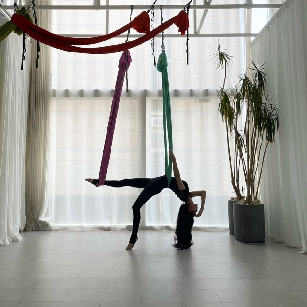 roh jeong eui đang tập yoga aerial yoga