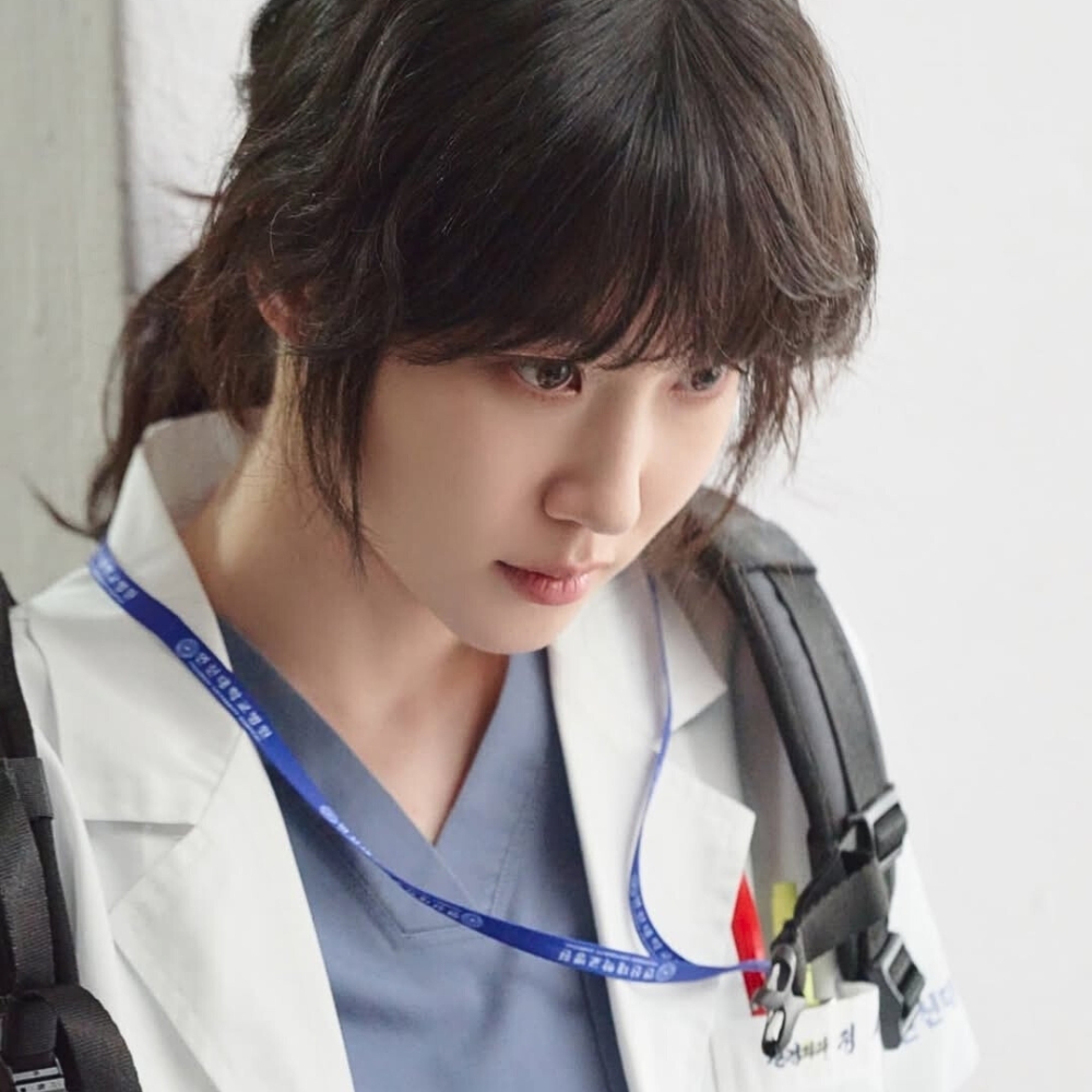Park Eun Bin để tóc mái ngang và đeo ba lô.