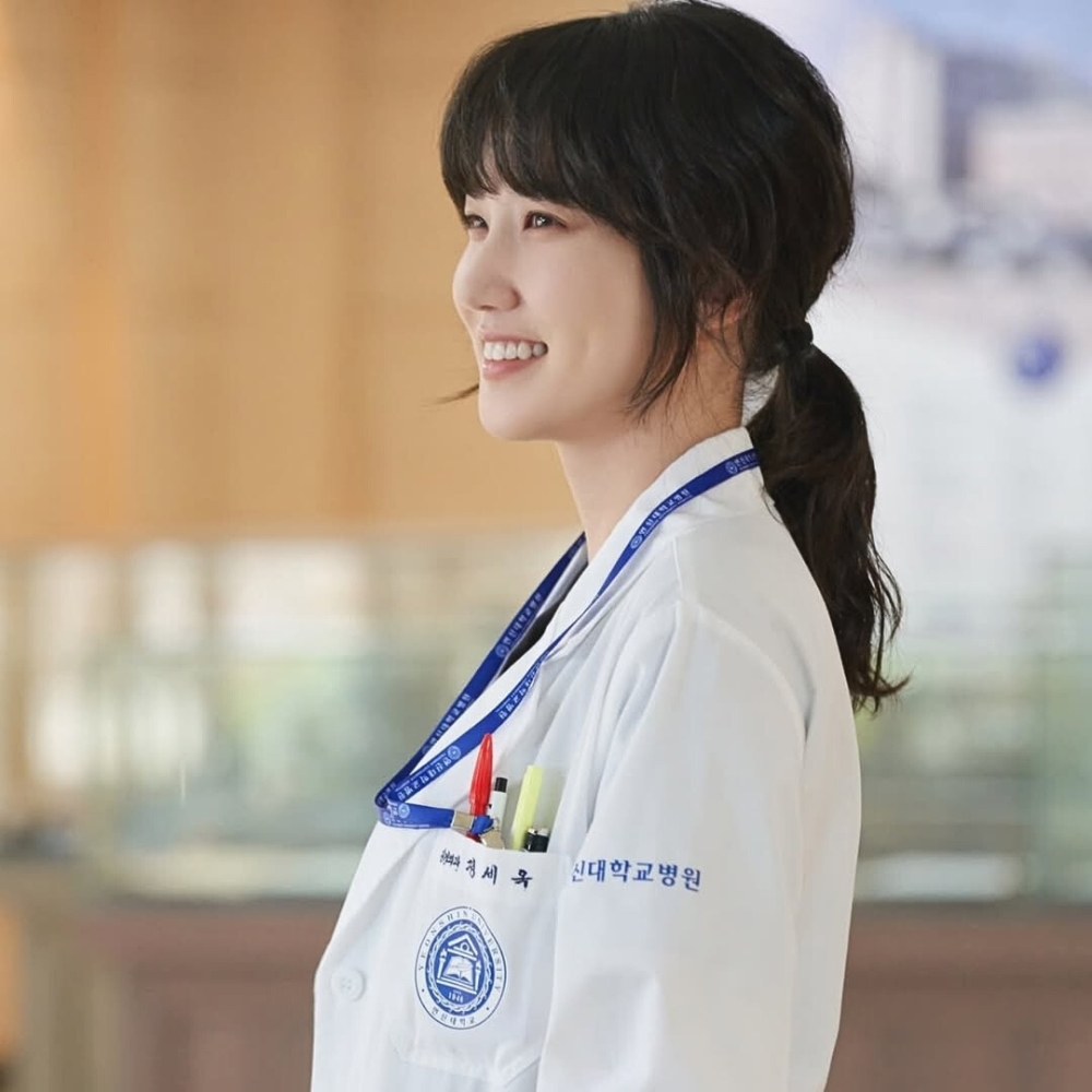 Park Eun Bin mang áo blouse bác sĩ trong phim Hyper Knife.