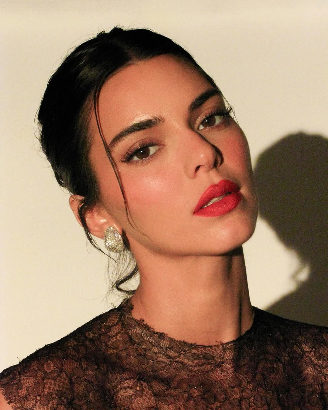 kendalljenner khuyên tai hình học