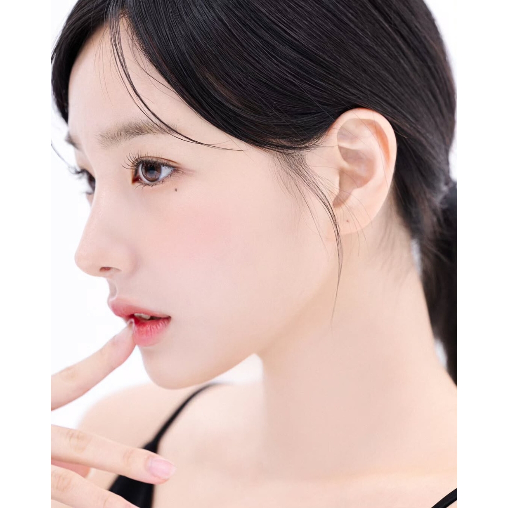 Cô gái chụp ảnh góc nghiêng và để ngón tay lên môi.