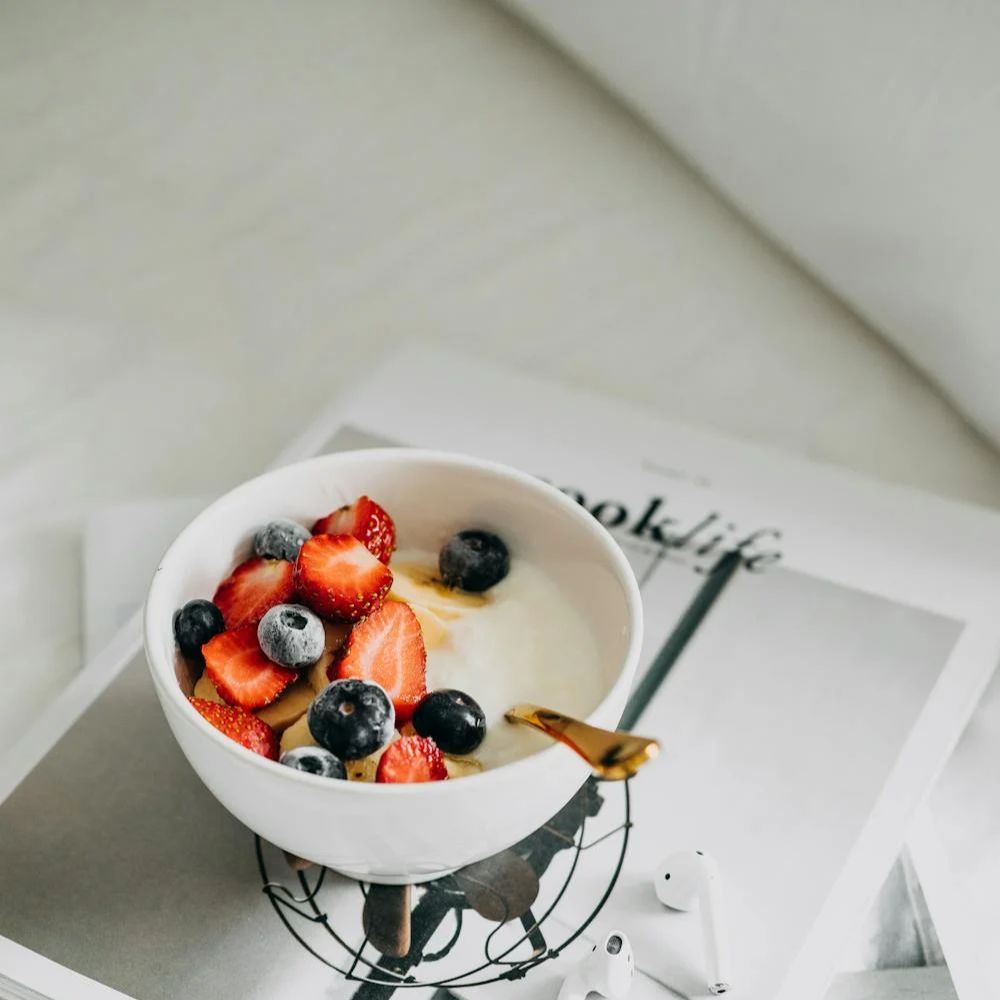sữa chua ăn với hoa quả giúp bổ sung probiotics