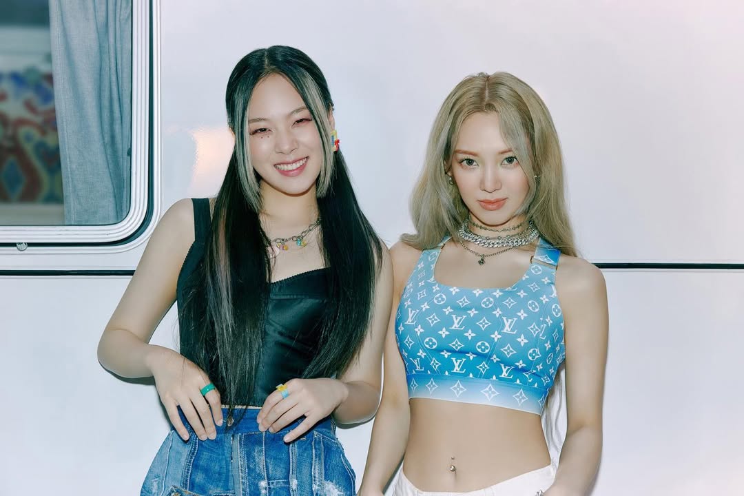 Hyoyeon (SNSD) xỏ khuyên rốn đứng cạnh nữ ca sĩ BIBI.