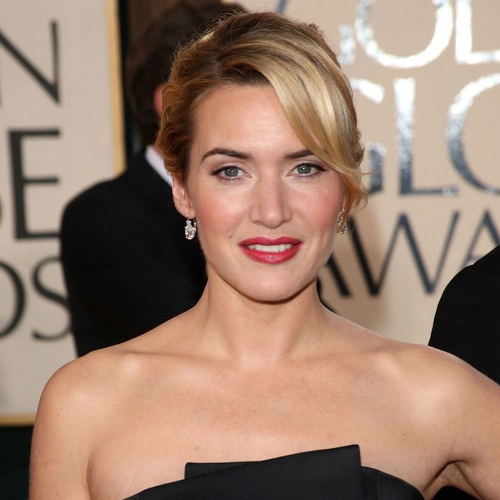 Hình ảnh Kate Winslet với kiểu tóc French twist dự tiệc sang trọng.