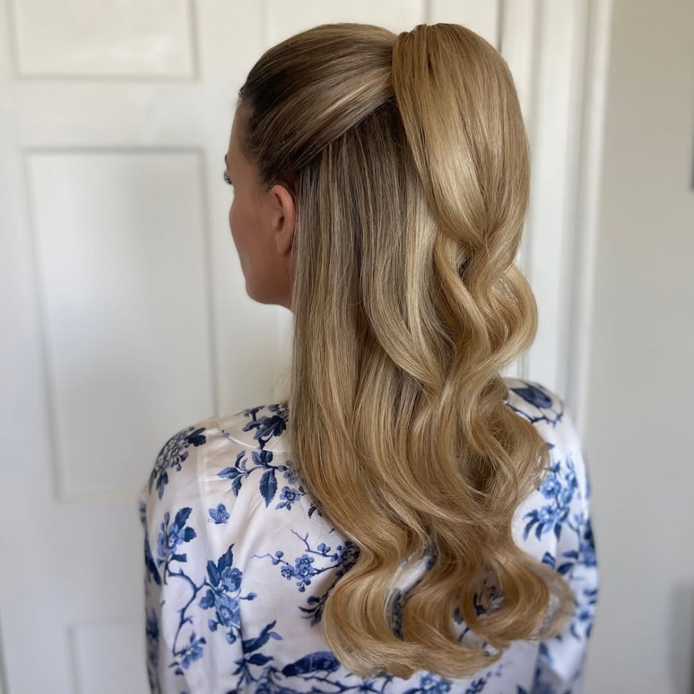 Hình ảnh kiểu tóc half-up ponytail.