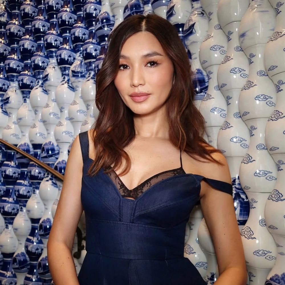 Hình ảnh Gemma Chan với tóc xoăn lơi dự tiệc.