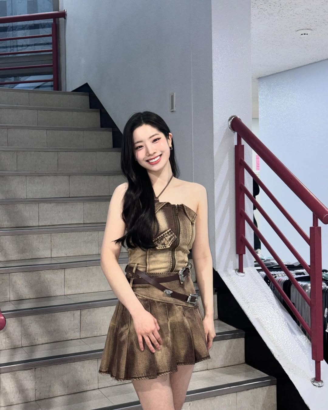 Dahyun TWICE mặc chân váy xoè dáng quả lê