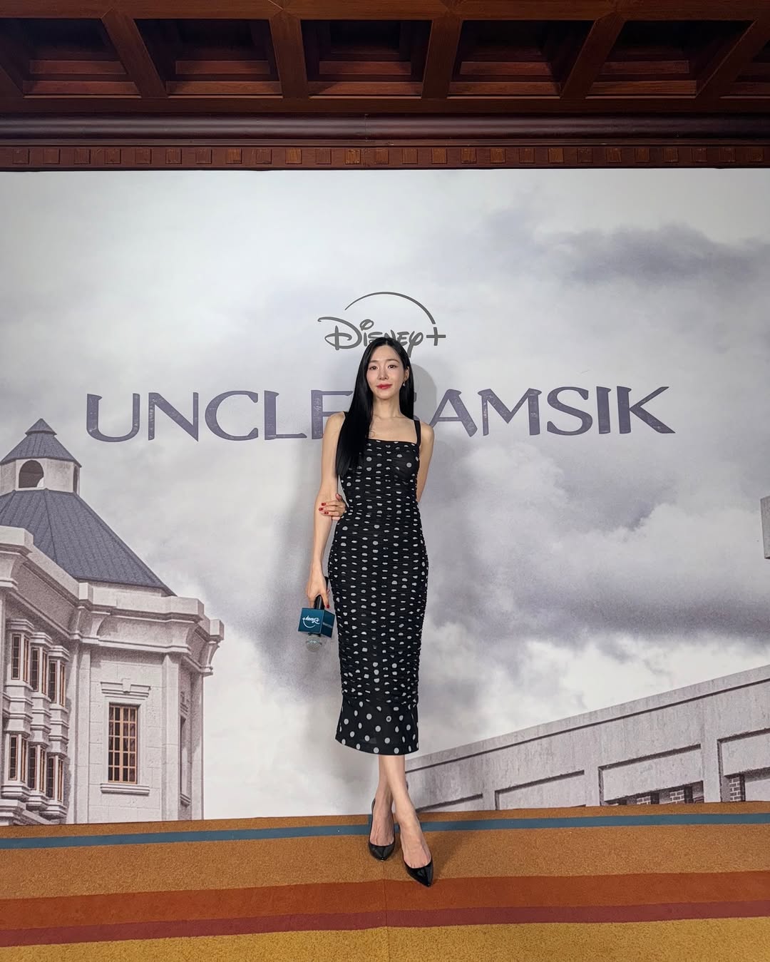 Tiffany mặc váy dài màu đen dáng quả lê