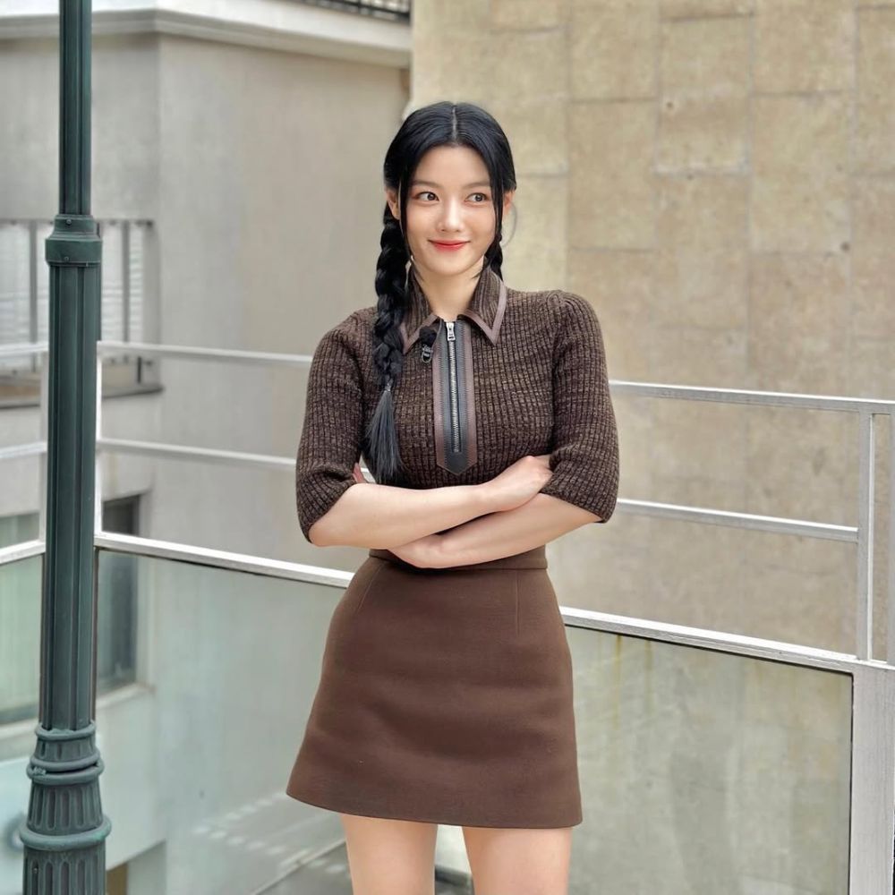 kim yoojung trong ộ váy màu nâu