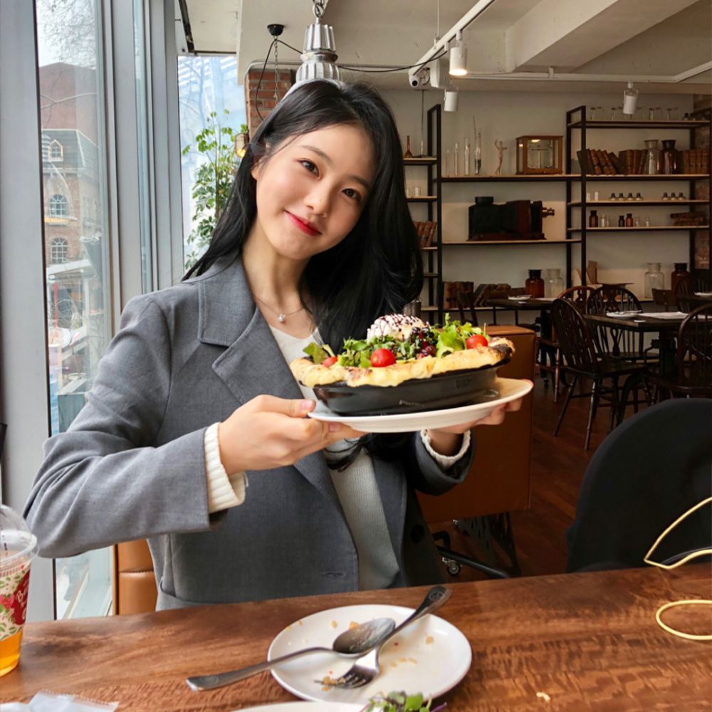 shin ye eun đang cầm đĩa thức ăn