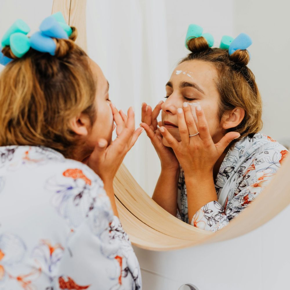 co gái đang dưỡng ẩm da sau khi sử dụng các hoạt chất