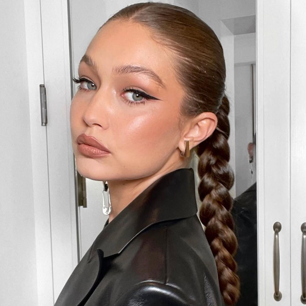 Hình ảnh Gigi Hadid sử dụng bút kẻ mắt nước.