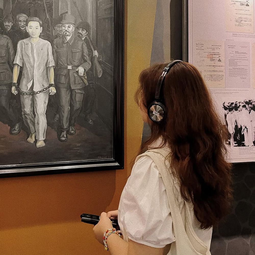 tham quan nhà tù hỏa lò dịp 30/4