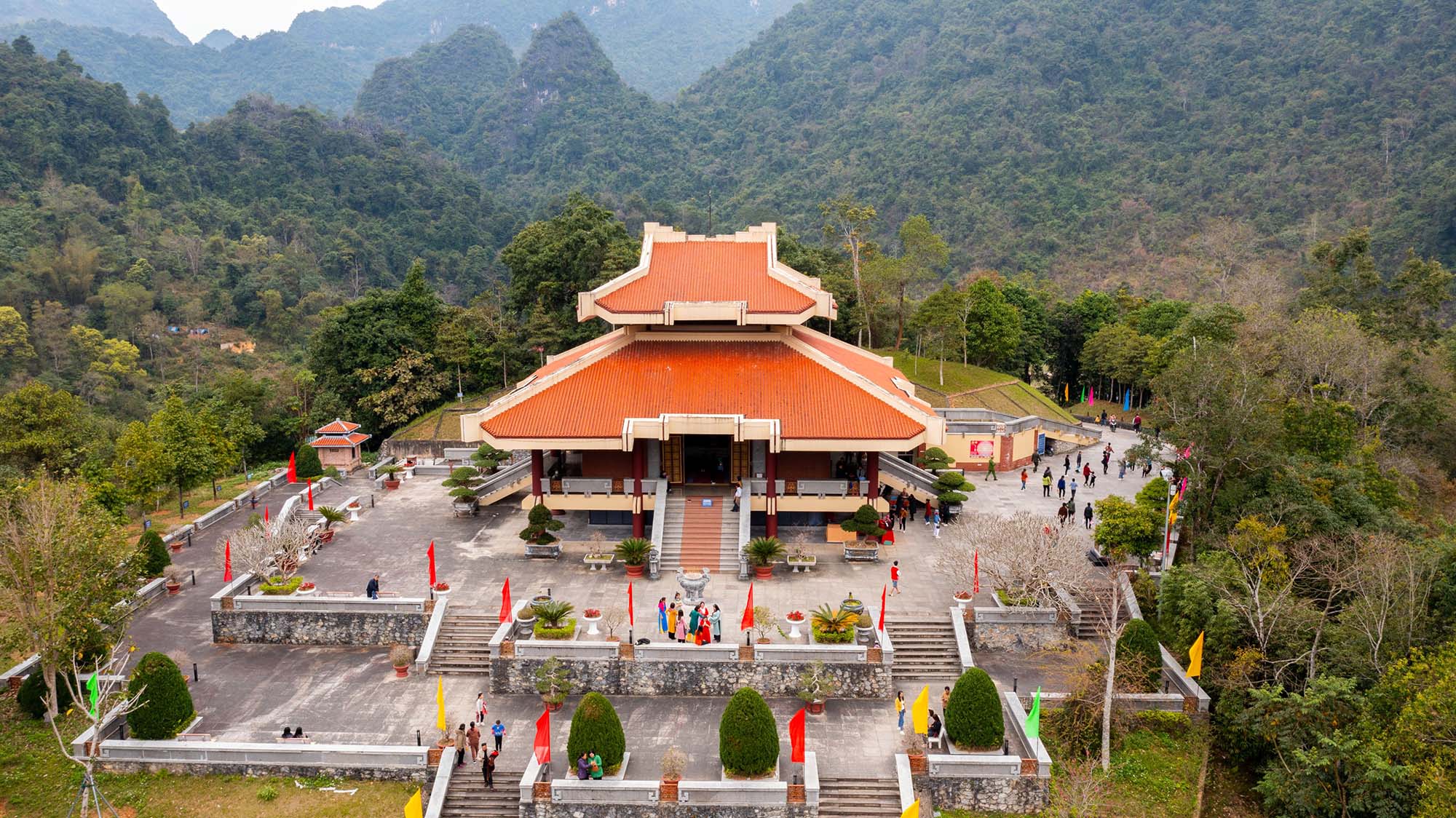 đền thờ chủ tịch hồ chí minh ở pác bó