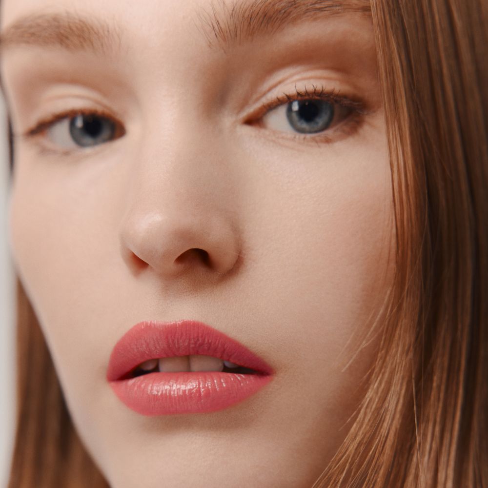 Hình ảnh mẫu nữ tô son Hermès Rouge Brillant Silky vừa ra mắt.