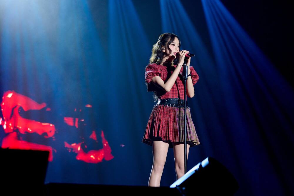 váy caro đỏ thời trang jisoo fan meeting