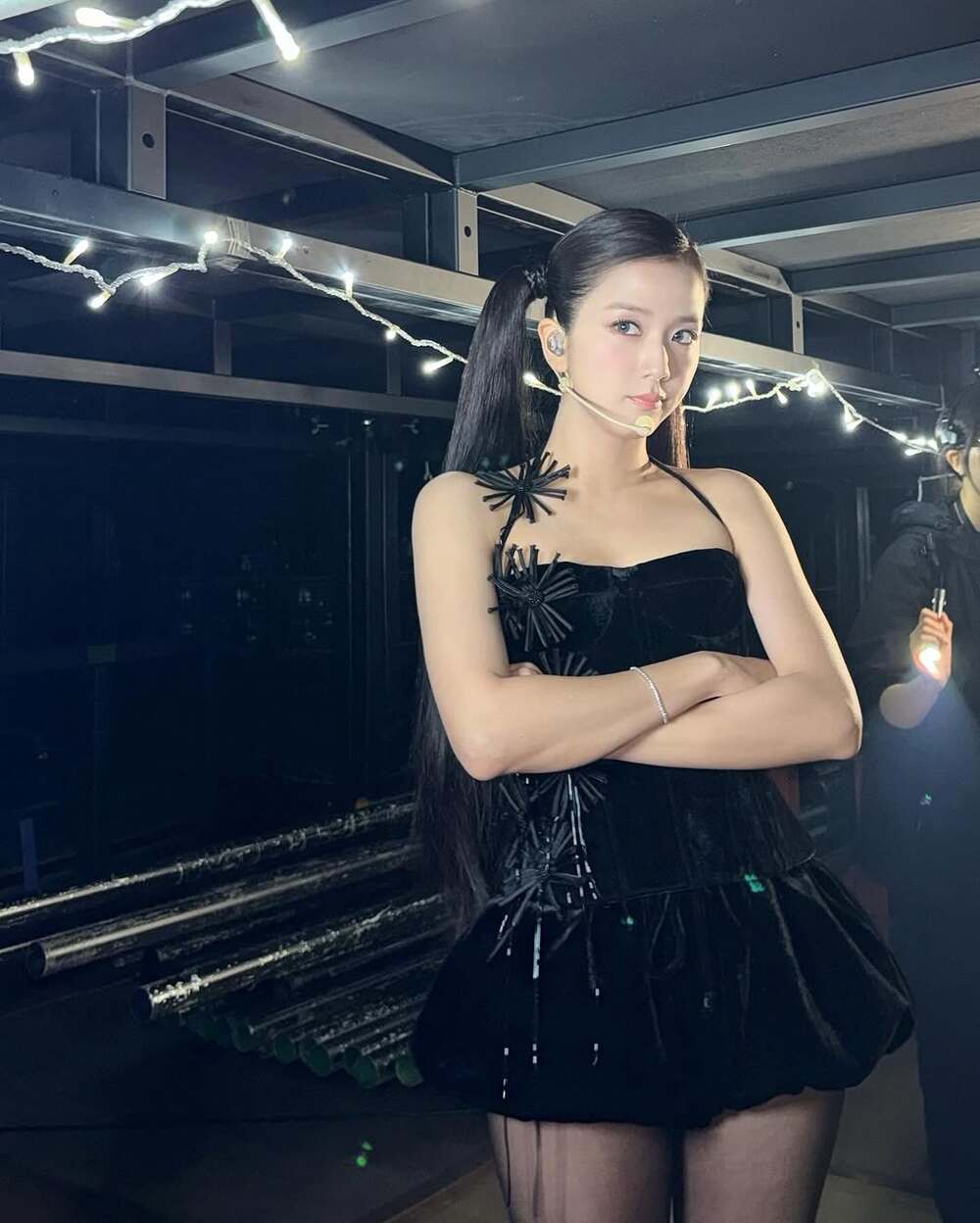 thời trang jisoo fan meeting váy đen sequins