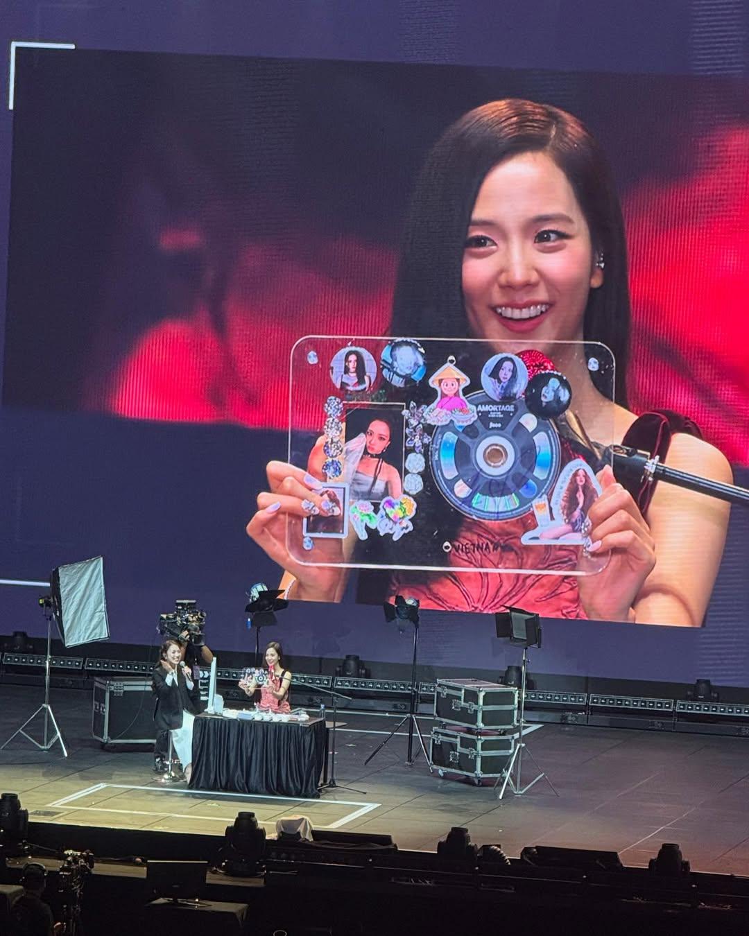 thời trang jisoo fan meeting váy đỏ