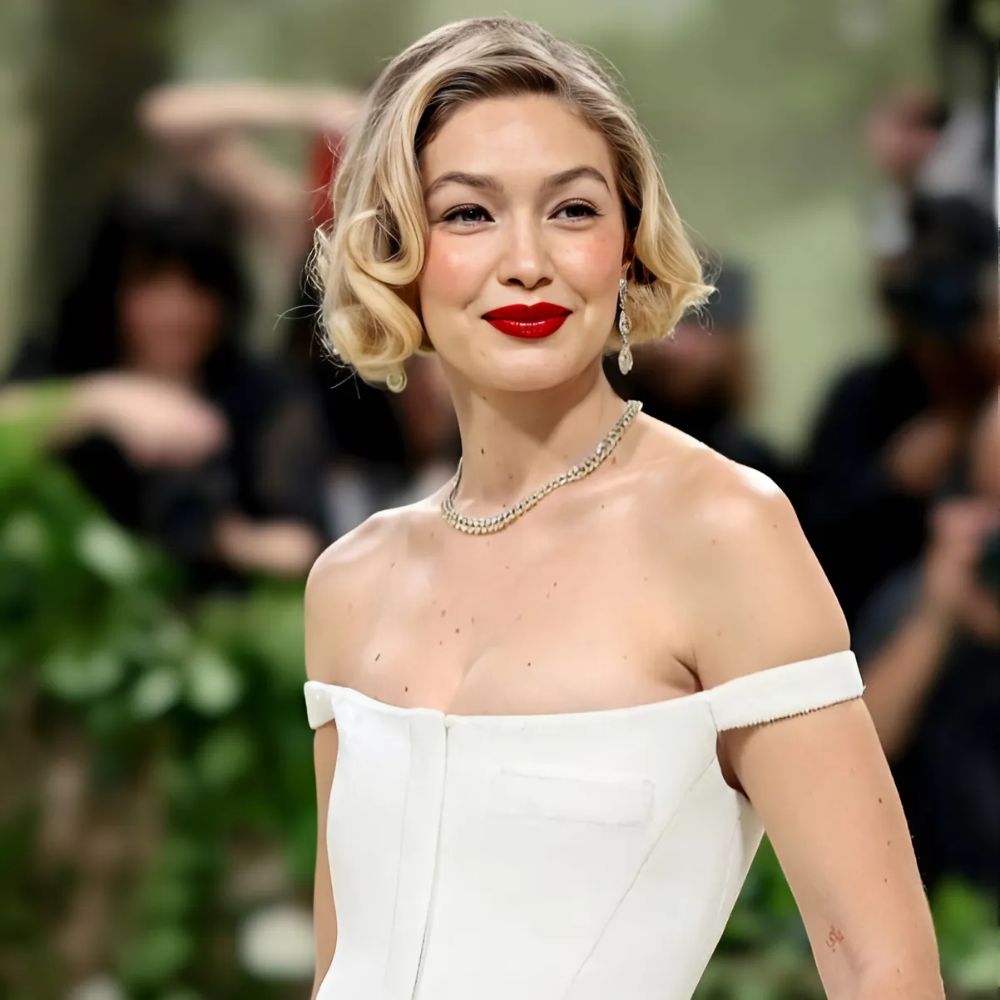 Gigi Hadid xuất hiện tại Met Gala 2024 với layout trang điểm monochrome tông đỏ