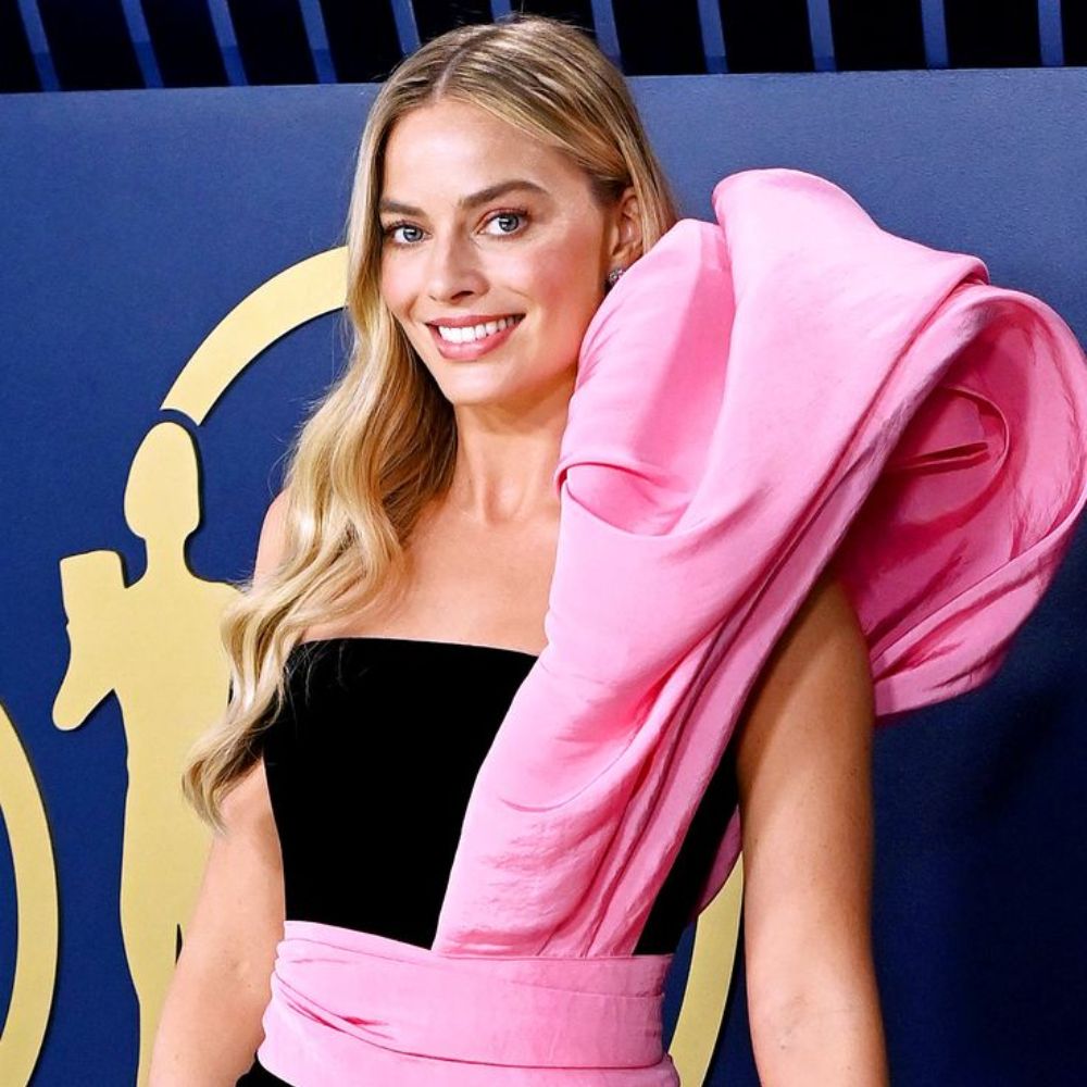 Nàng "Barbie" Margot Robbie với tông makeup monochrome hồng