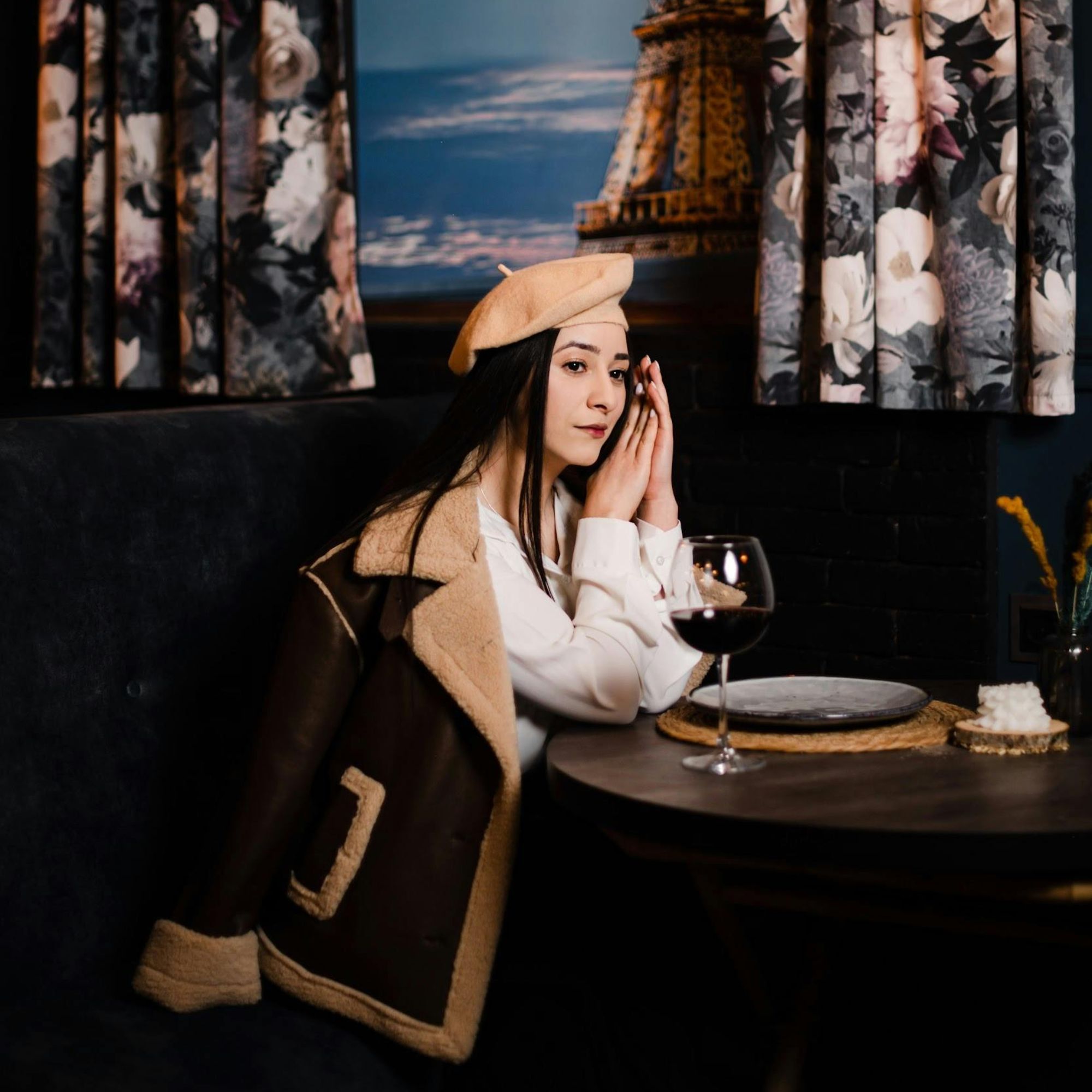 cô gái có dấu hiệu thay đổi thói quen ăn uống