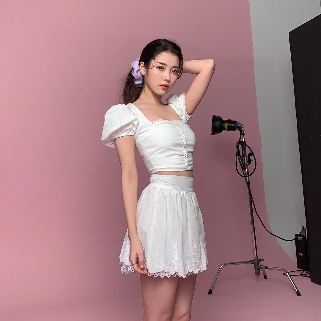 IU mặc váy ngắn trắng