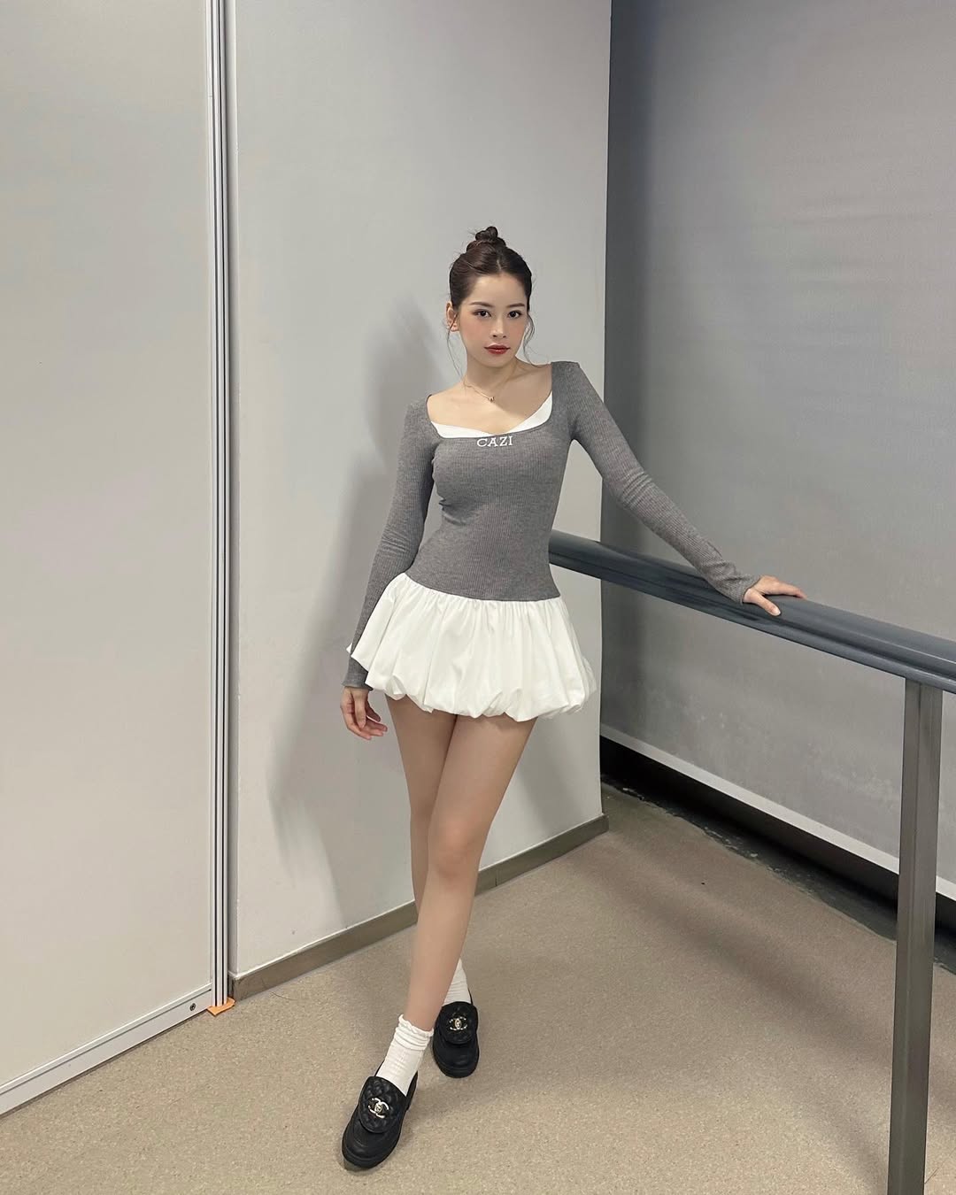 Chi Pu mặc váy trắng
