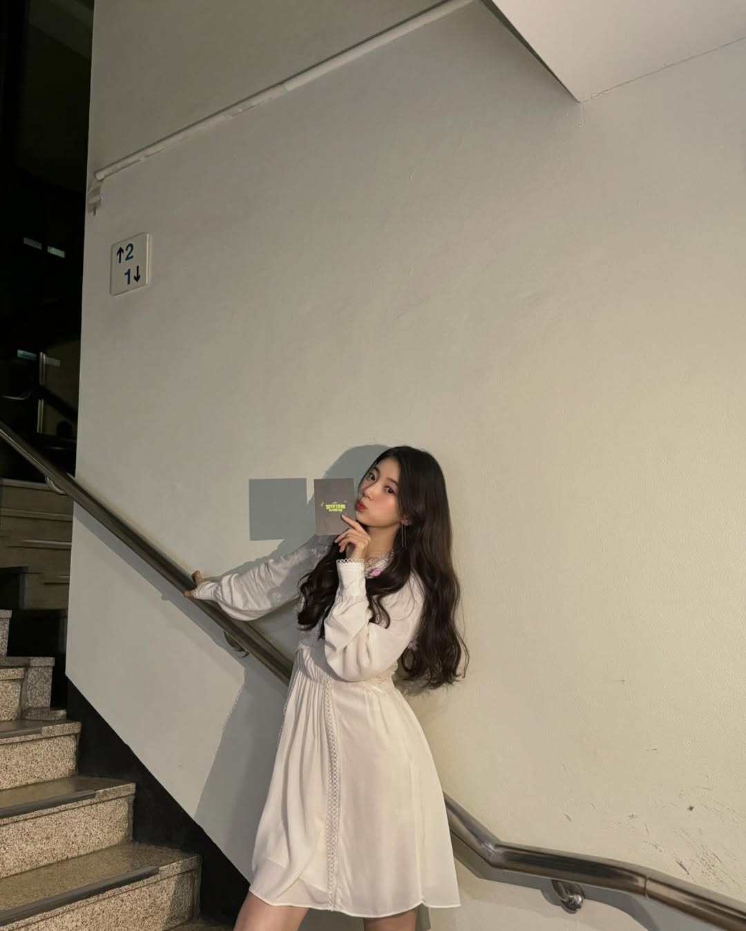 Bae Suzy mặc váy dài trắng