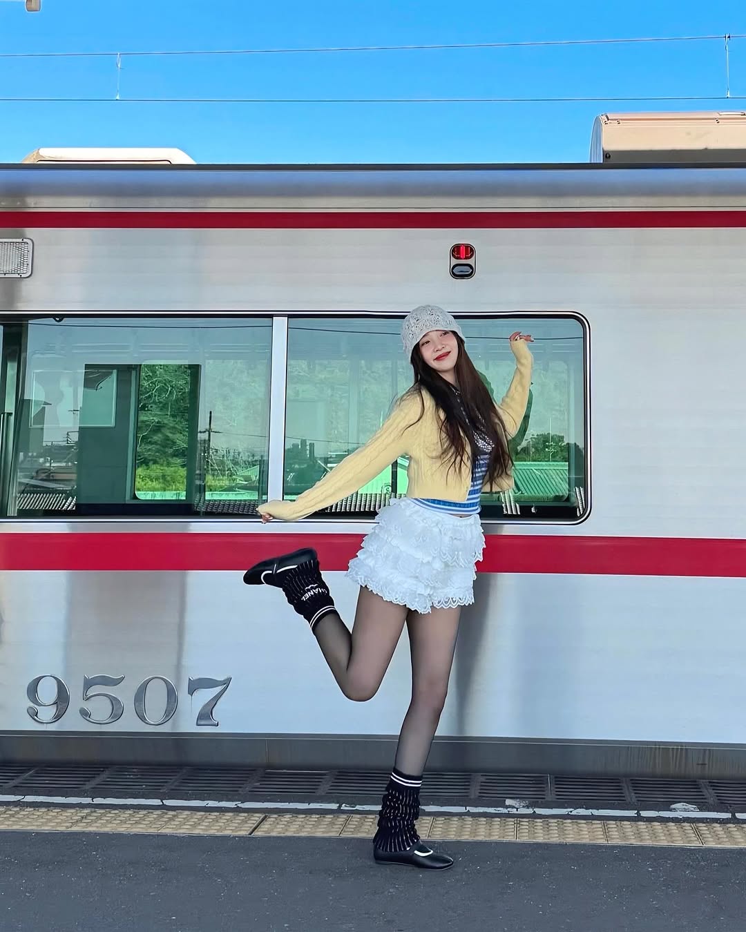 Joy (RED VELVET) mặc váy trắng ngắn