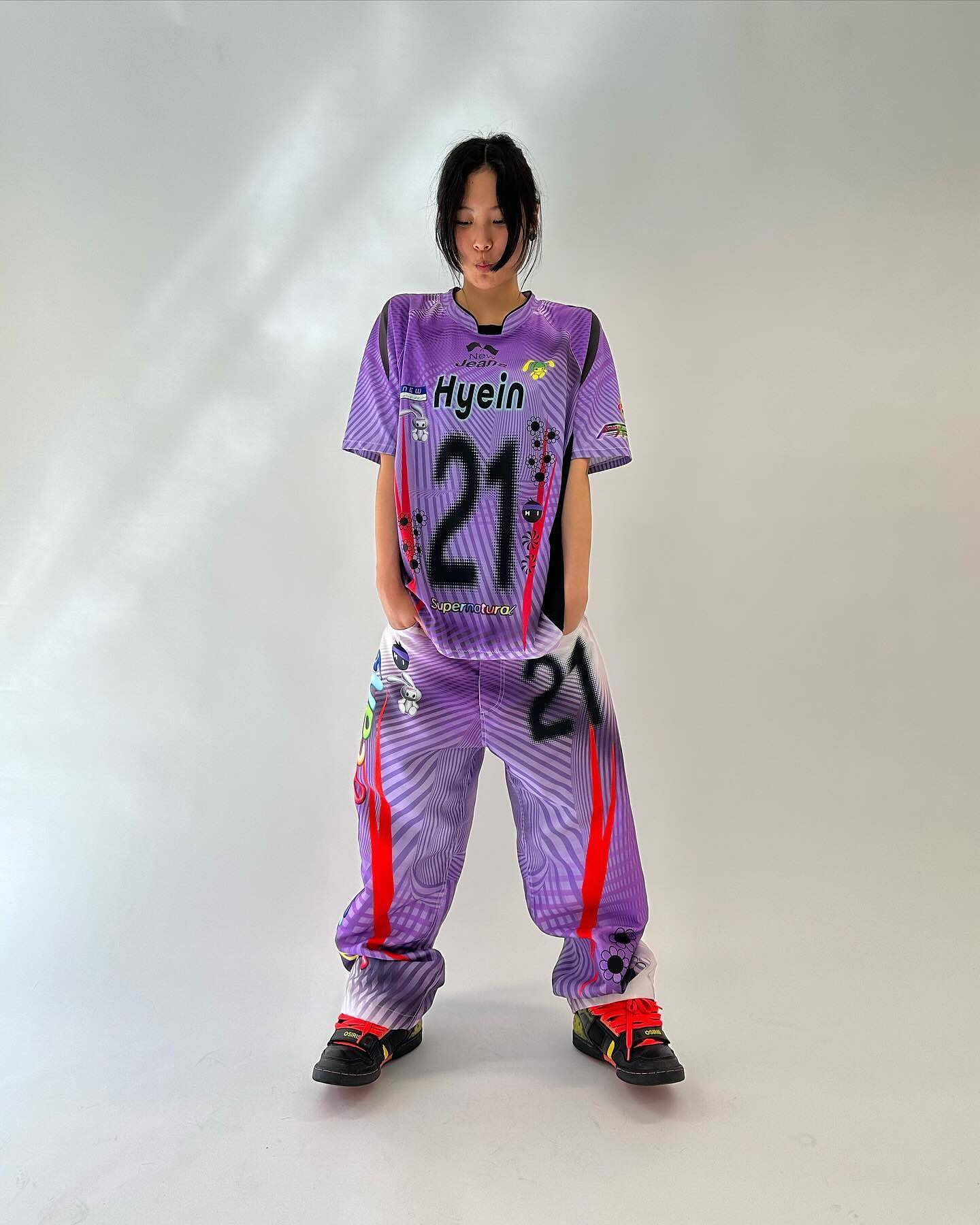 Hyein NewJeans mặc áo jersey