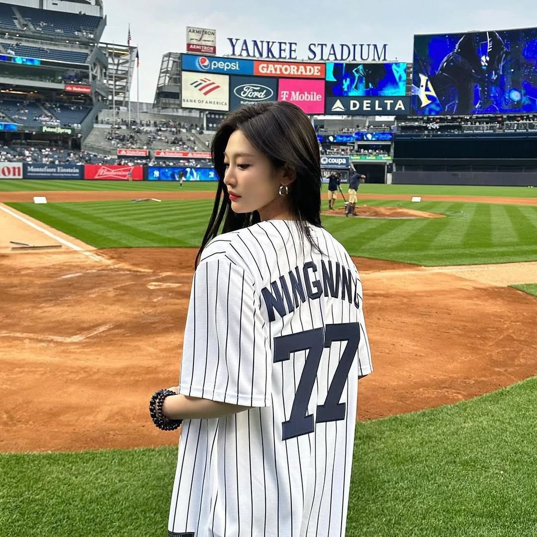 NingNing Aespa mặc áo jersey