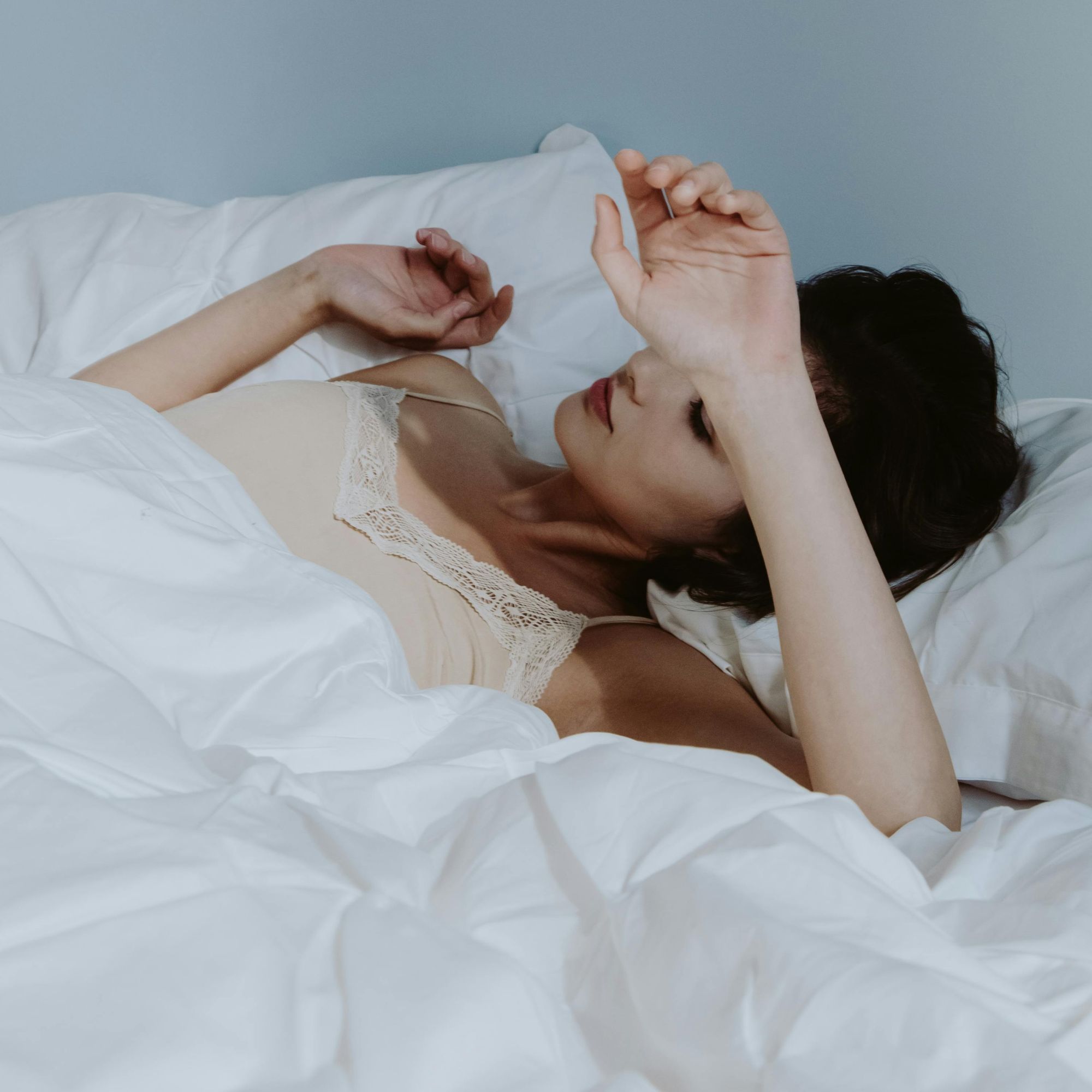 cô gái mặc đồ ngủ thoải mái
