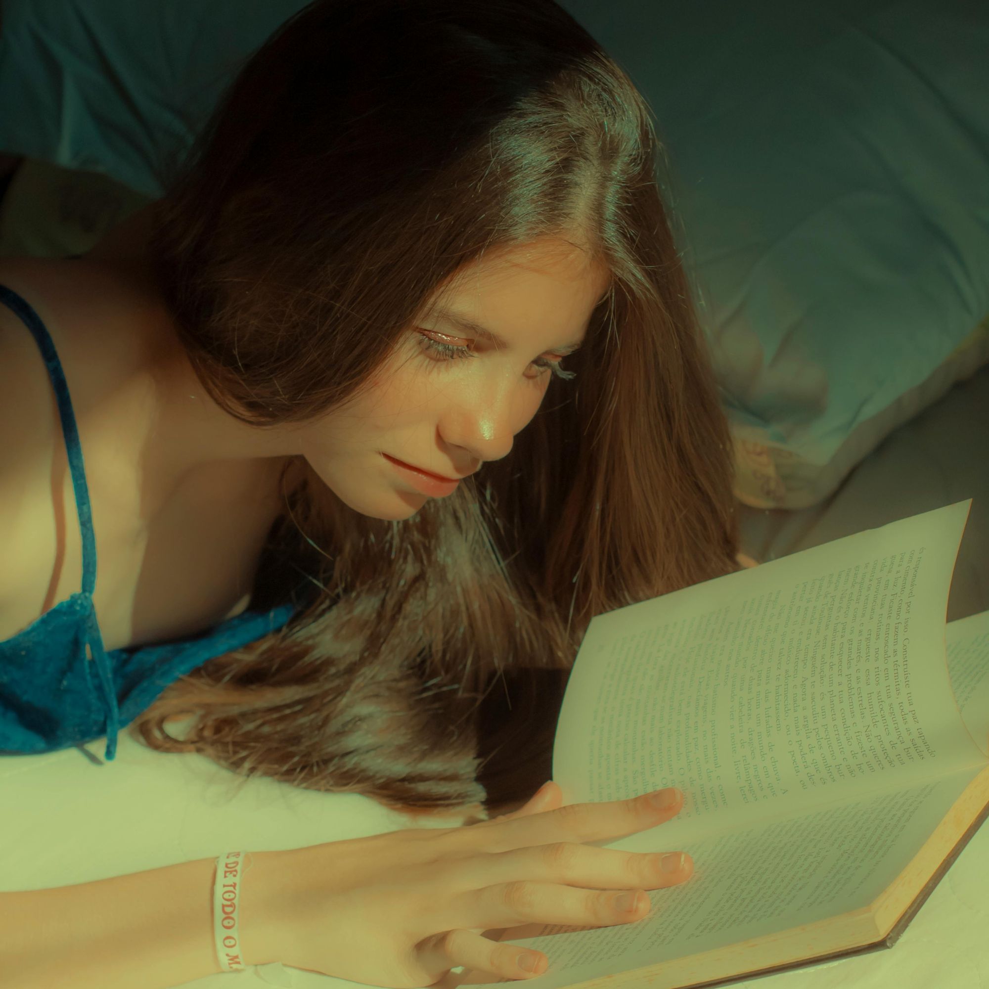 cô gái váy xanh có thói quen đọc sách truyền cảm hứng trước khi đi ngủ