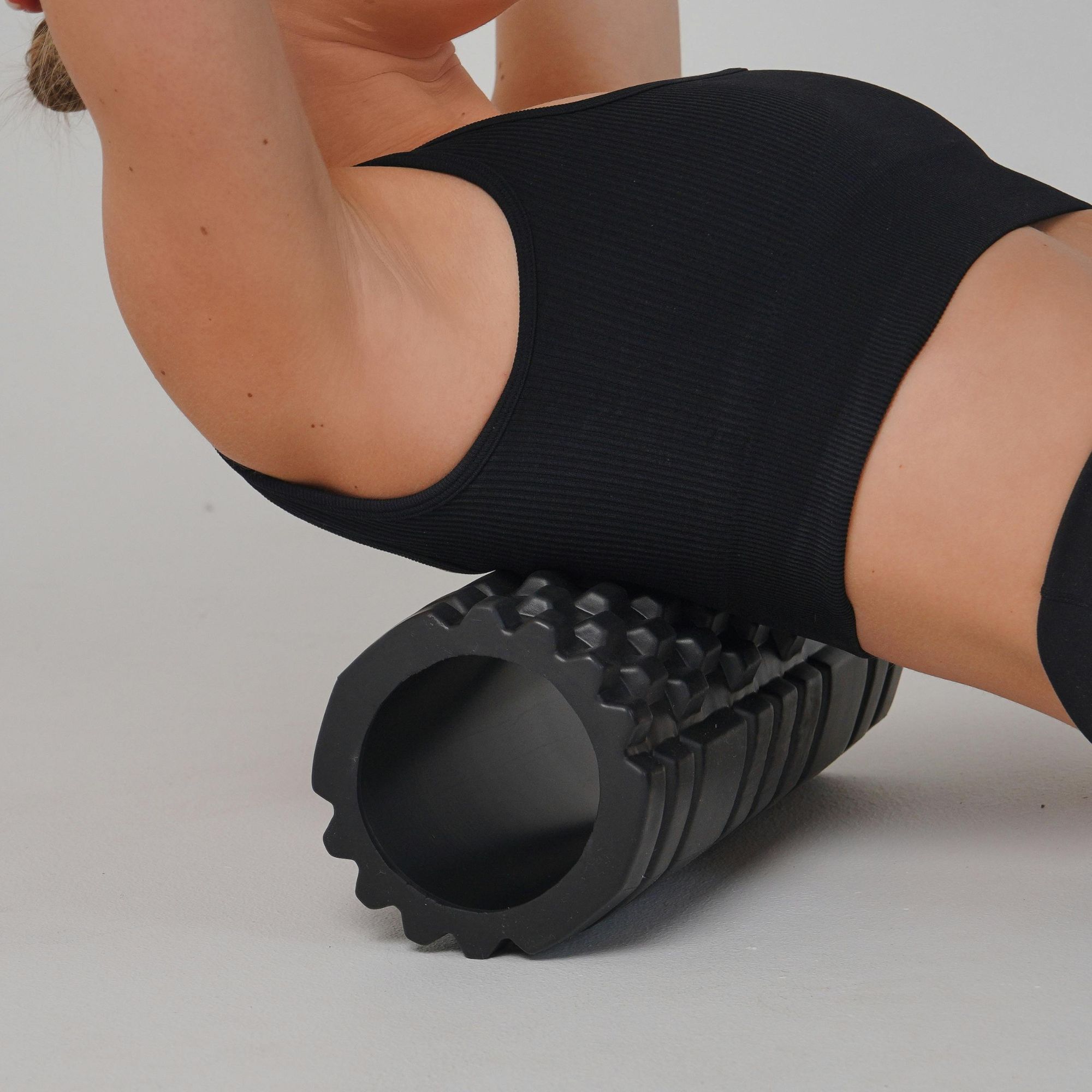 cô gái áo đen có thói quen thư giãn với foam roller