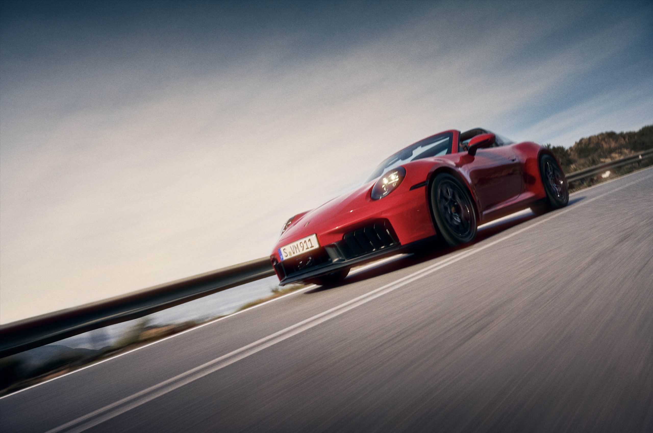 Porsche x ELLE Decoration Vietnam xe màu đỏ trên đường