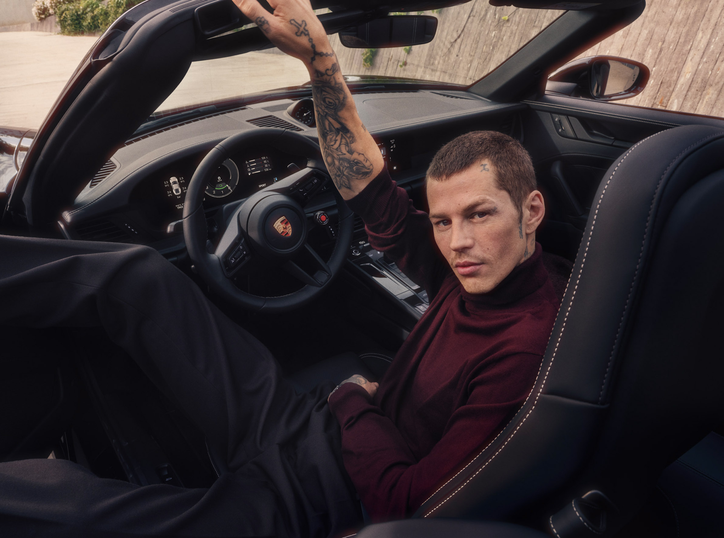 Porsche x ELLE Decoration Vietnam chàng trai bên cạnh nội thất xe bọc da