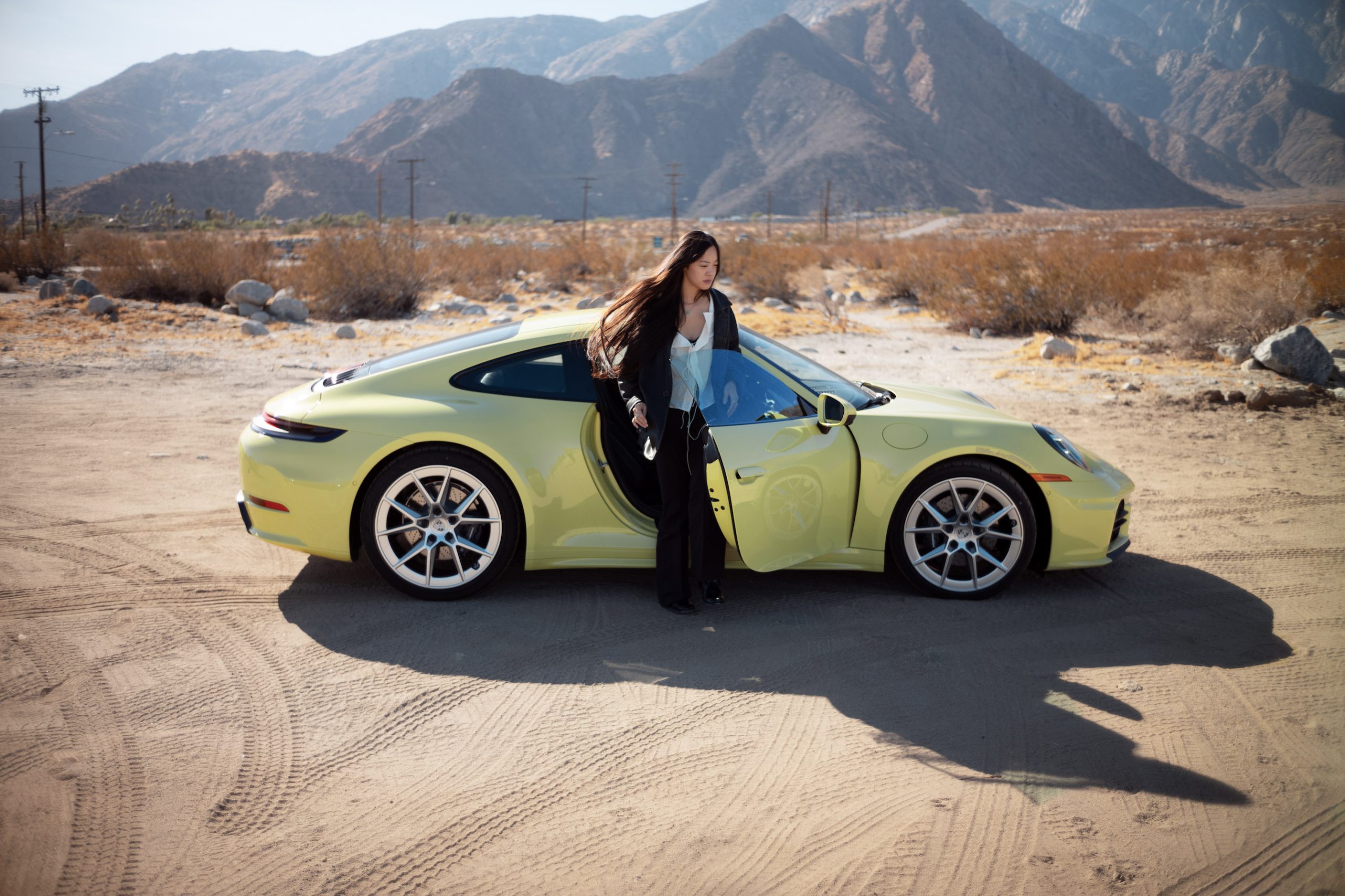 Porsche x ELLE Decoration Vietnam cô gái bên cạnh xe Porsche