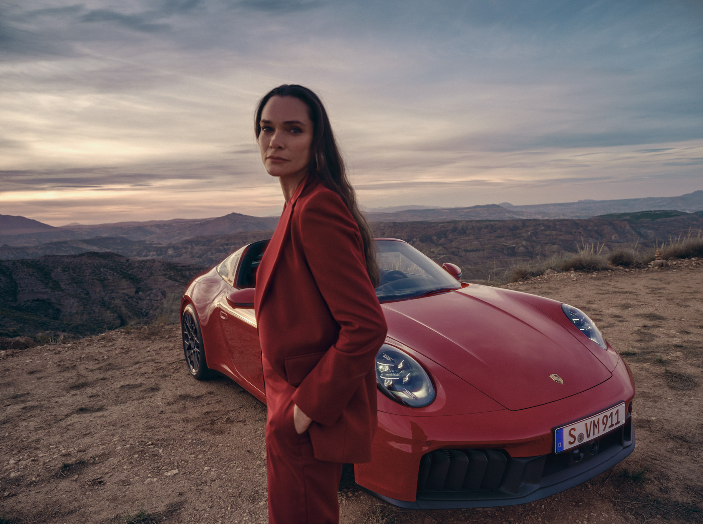 Porsche x ELLE Decoration Vietnam cô gái và xe Porsche màu đỏ