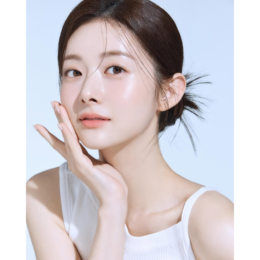 Cô gái chạm tay lên làn da căng bóng nhờ phương pháp peel da.