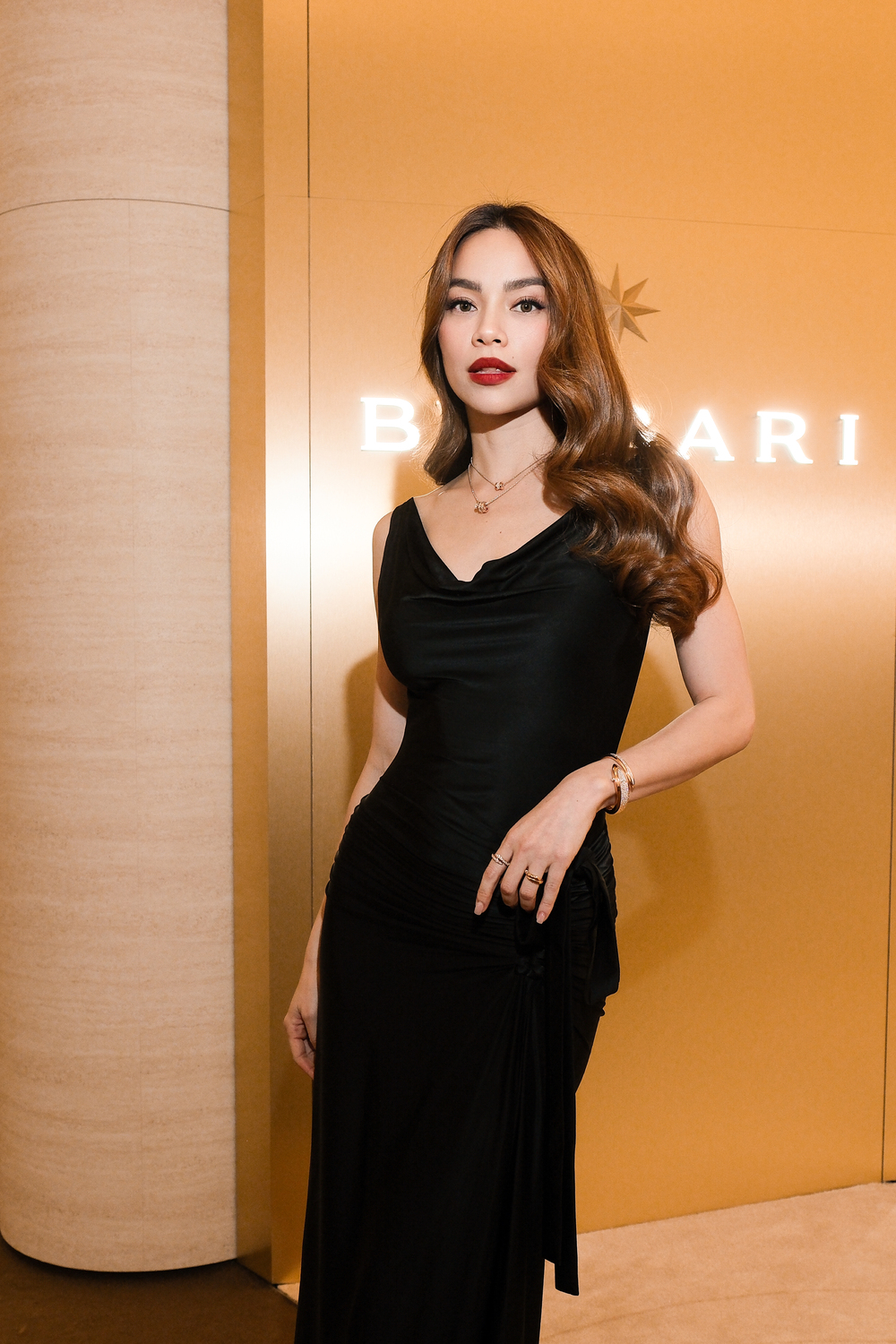 hồ ngọc hà diện đầm đen