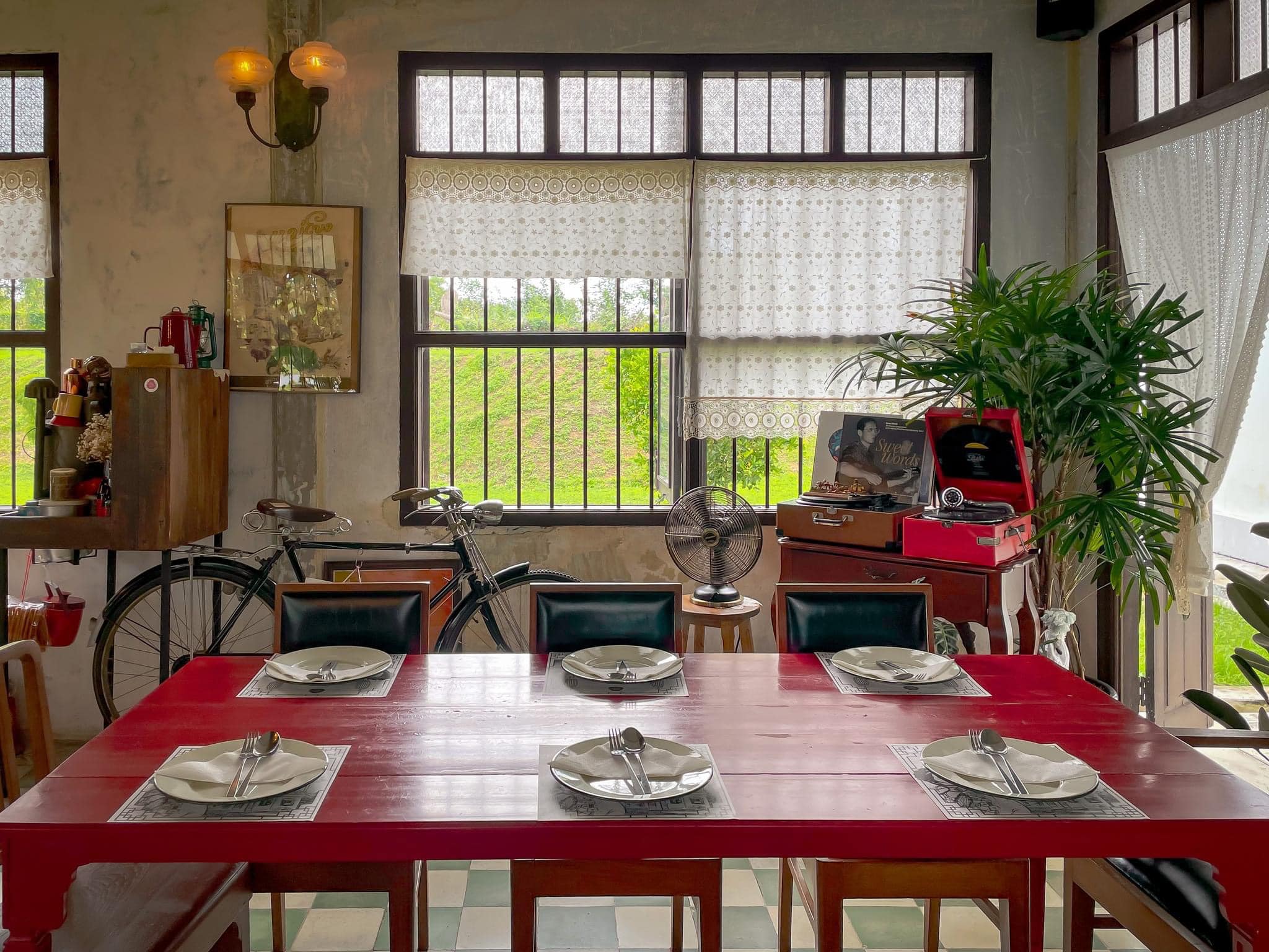 Bàn đỏ nét đặc trưng của nhà hàng Toh Daeng tại Phuket