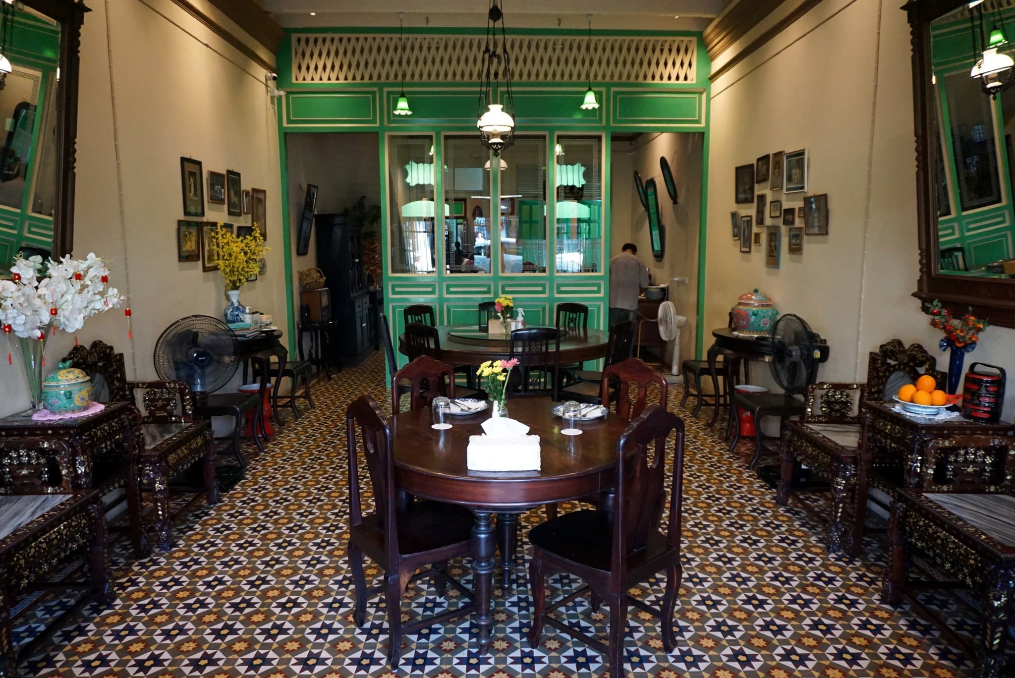 Không gian mang chất hoài cổ tại The Charm Dining Gallery tại Phuket 