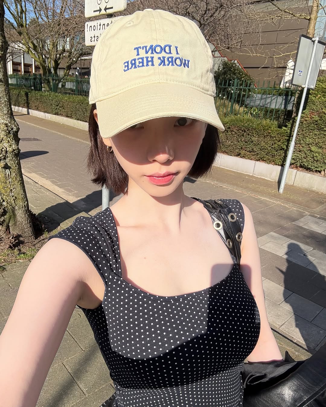 karina diện đầm chấm bi