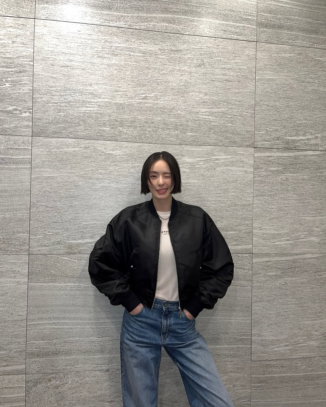 phối áo khoác và quần jeans năng động lee da hee trong bảo hiểm ly hôn